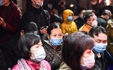 Người dân Hà Nội bịt khẩu trang phòng virus Corona mua vàng